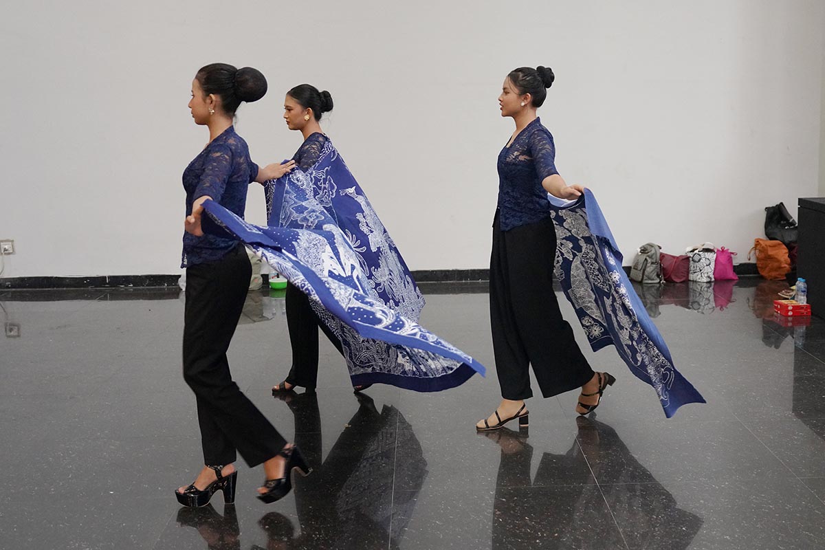 Swarna Biru: 498 Perempuan Berkebaya Tampilkan Wastra Nusantara
