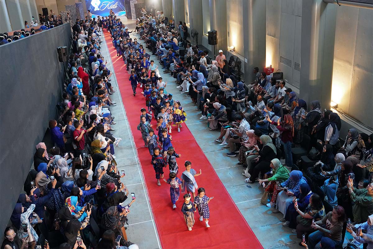 Swarna Biru: 498 Perempuan Berkebaya Tampilkan Wastra Nusantara
