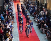 Swarna Biru: 498 Perempuan Berkebaya Tampilkan Wastra Nusantara
