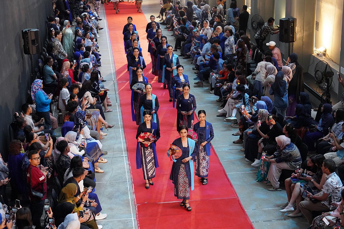 Swarna Biru: 498 Perempuan Berkebaya Tampilkan Wastra Nusantara
