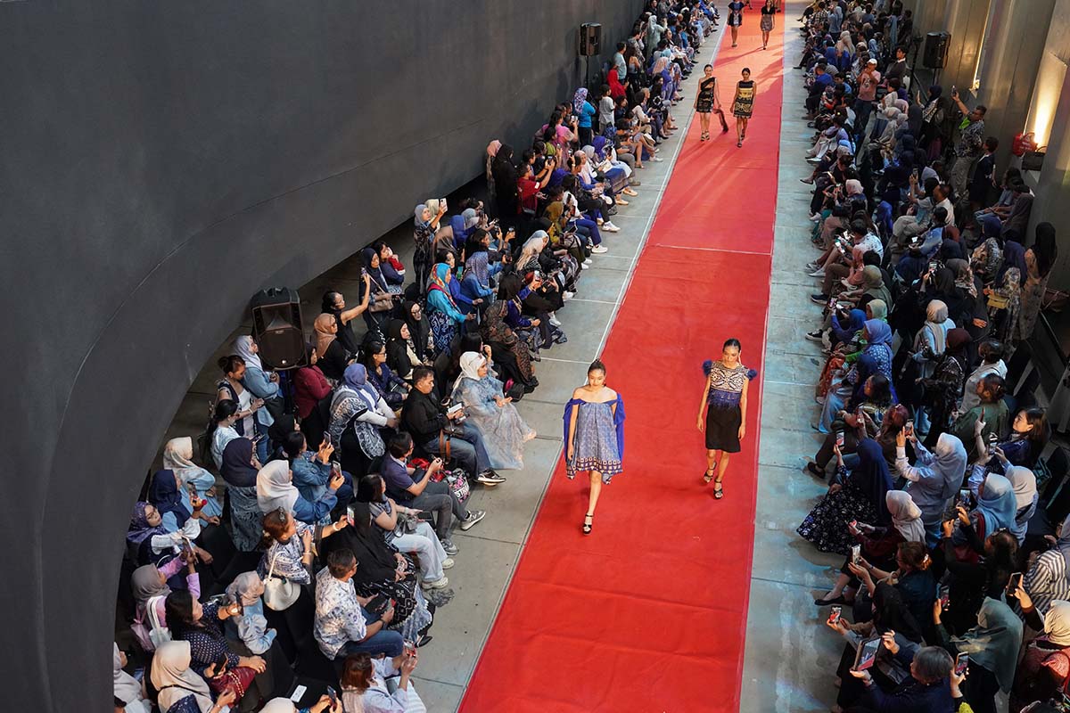 Swarna Biru: 498 Perempuan Berkebaya Tampilkan Wastra Nusantara
