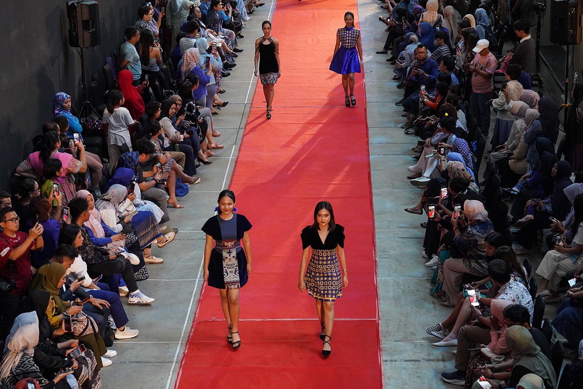 Swarna Biru: 498 Perempuan Berkebaya Tampilkan Wastra Nusantara
