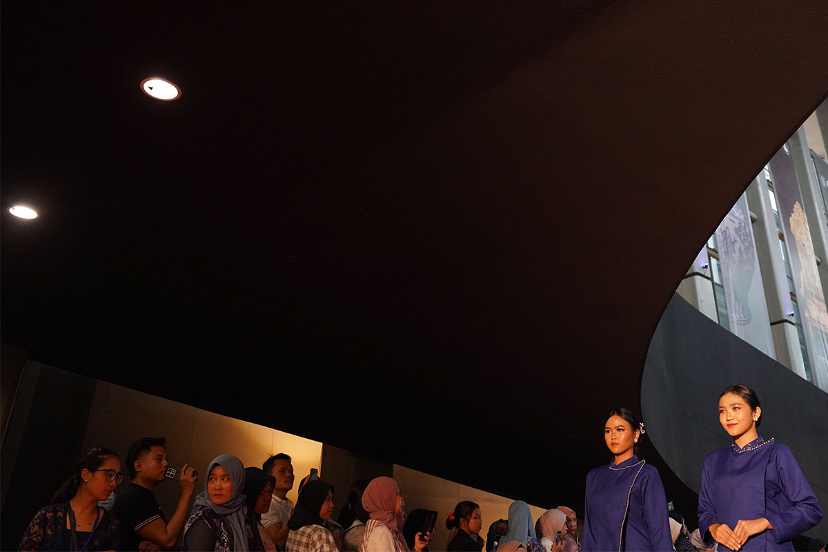 Swarna Biru: 498 Perempuan Berkebaya Tampilkan Wastra Nusantara
