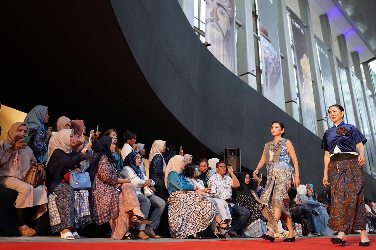 Swarna Biru: 498 Perempuan Berkebaya Tampilkan Wastra Nusantara
