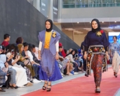 Swarna Biru: 498 Perempuan Berkebaya Tampilkan Wastra Nusantara
