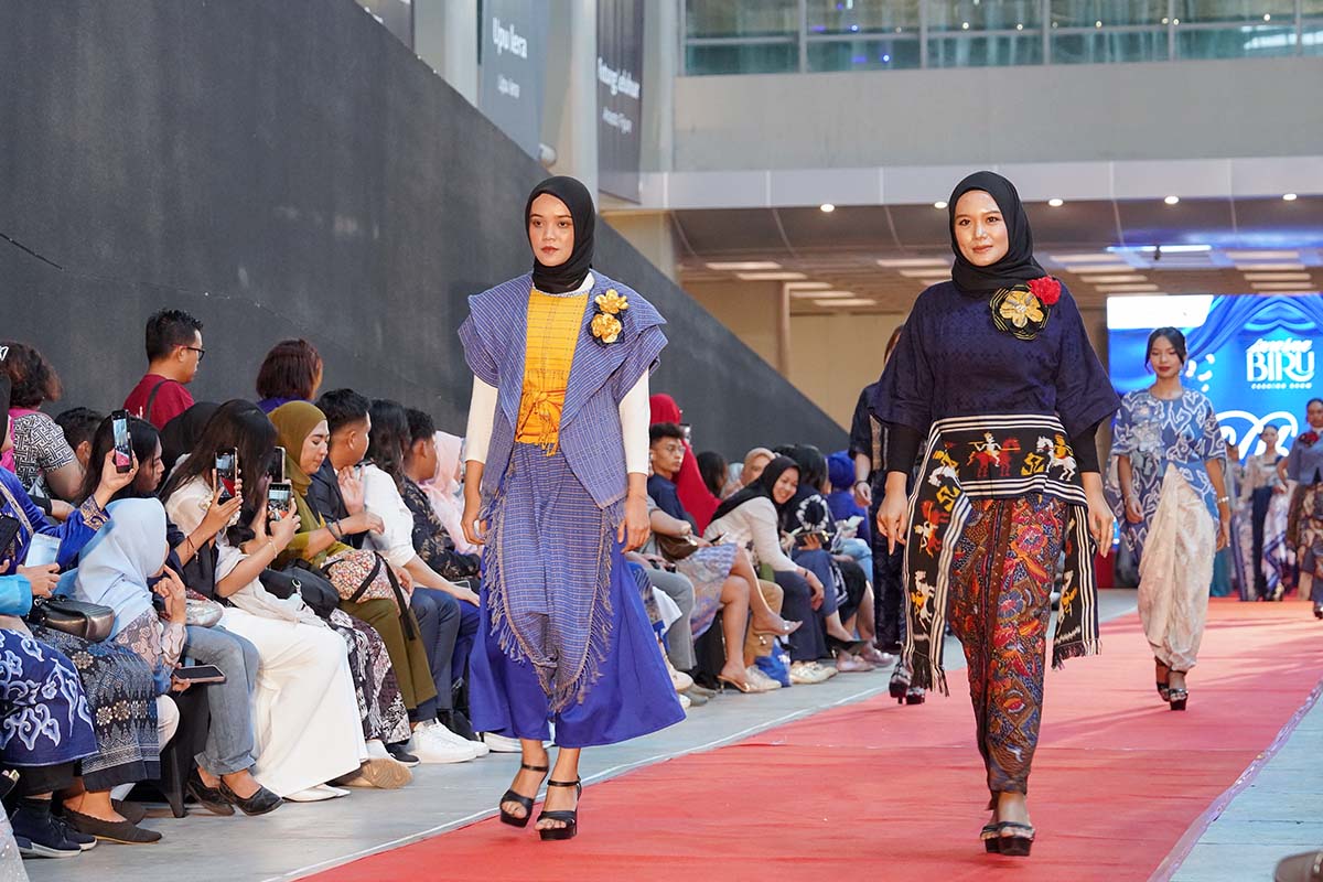 Swarna Biru: 498 Perempuan Berkebaya Tampilkan Wastra Nusantara
