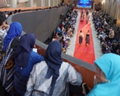 Swarna Biru: 498 Perempuan Berkebaya Tampilkan Wastra Nusantara
