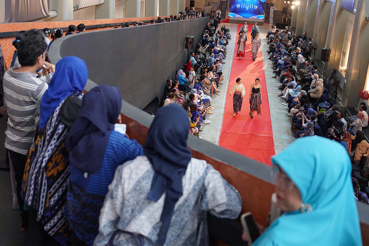 Swarna Biru: 498 Perempuan Berkebaya Tampilkan Wastra Nusantara
