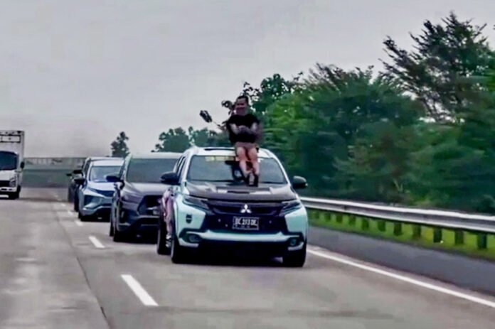 Aksi Joget di Atap Mobil Pajero di Jalan Tol Berujung Tilang Rp750 Ribu Aksi Joget di Atap Mobil Pajero di Jalan Tol Berujung Tilang Rp750 Ribu