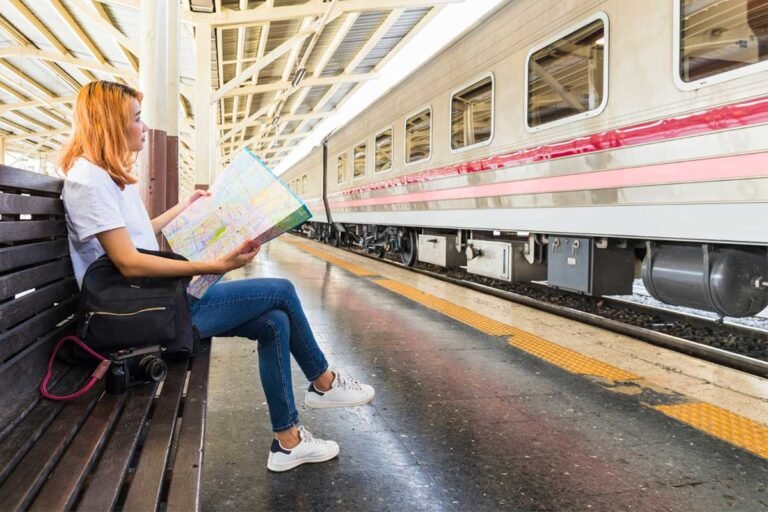 Tips Nyaman Naik Kereta Jarak Jauh dengan Kereta Malam, Wajib Bawa Ini!