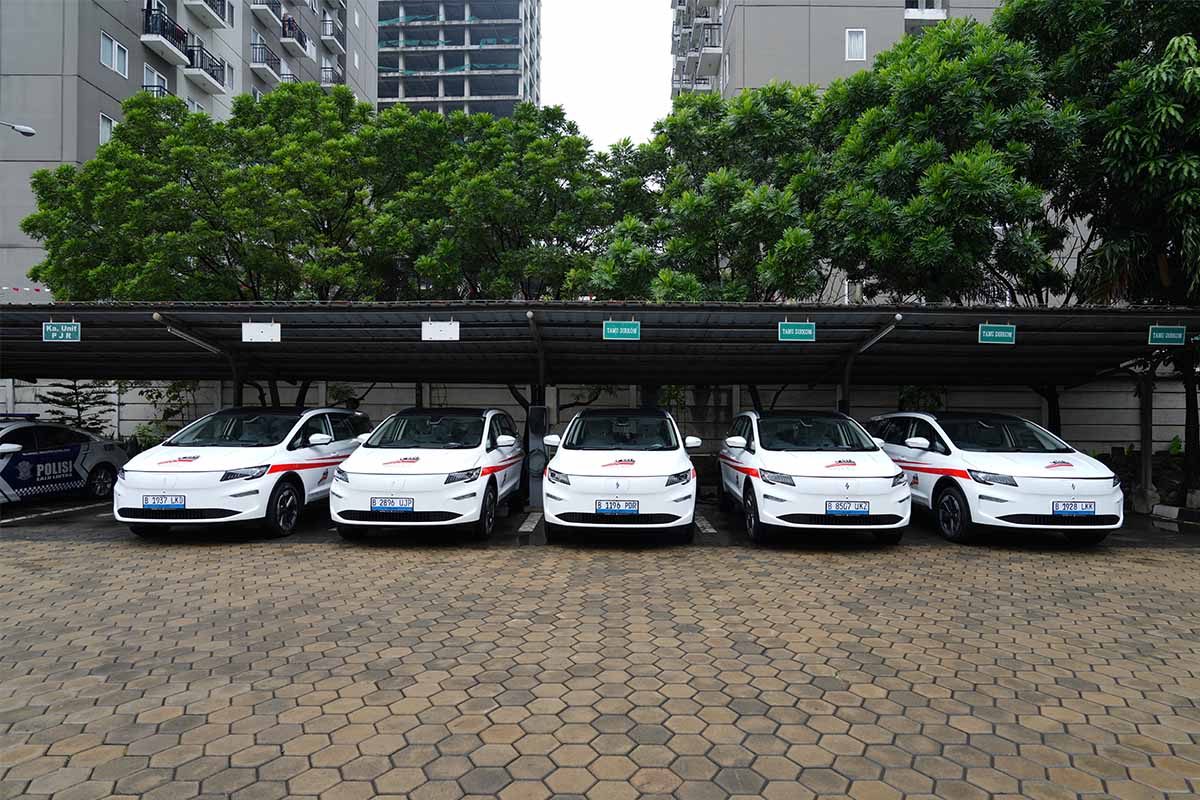 Aletra L8 EV Mulai Distribusi, Jusuf Hamka Terima Unit Perdana Rakitan Lokal