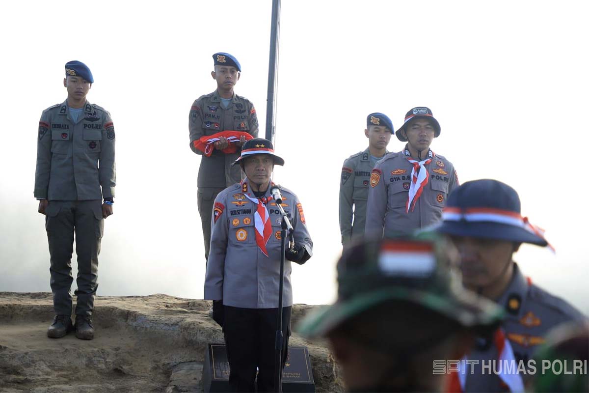 Taklukan Puncak Gunung Ciremai, Polda Jabar Kibarkan Bendera Merah Putih
