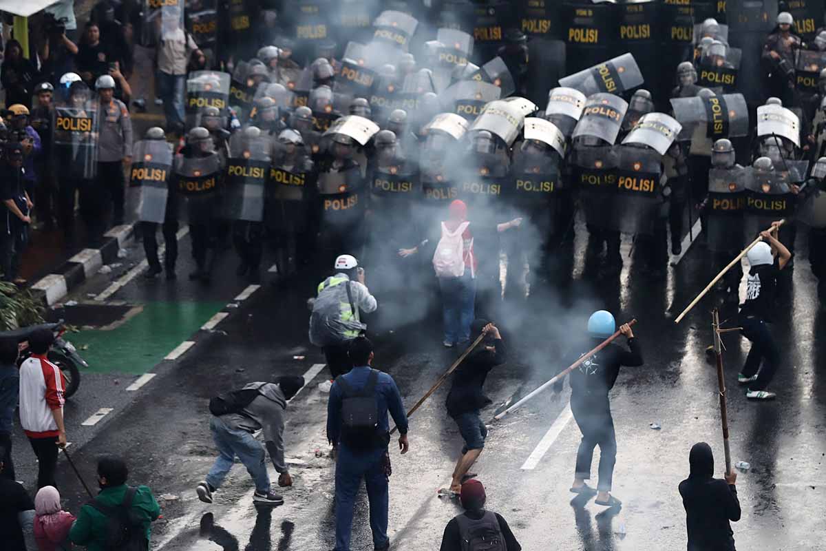Demo DPR Ricuh, Gas Air Mata dan Bom Molotov Meluas hingga Pejompongan Demo DPR Ricuh, Gas Air Mata dan Bom Molotov Meluas hingga Pejompongan