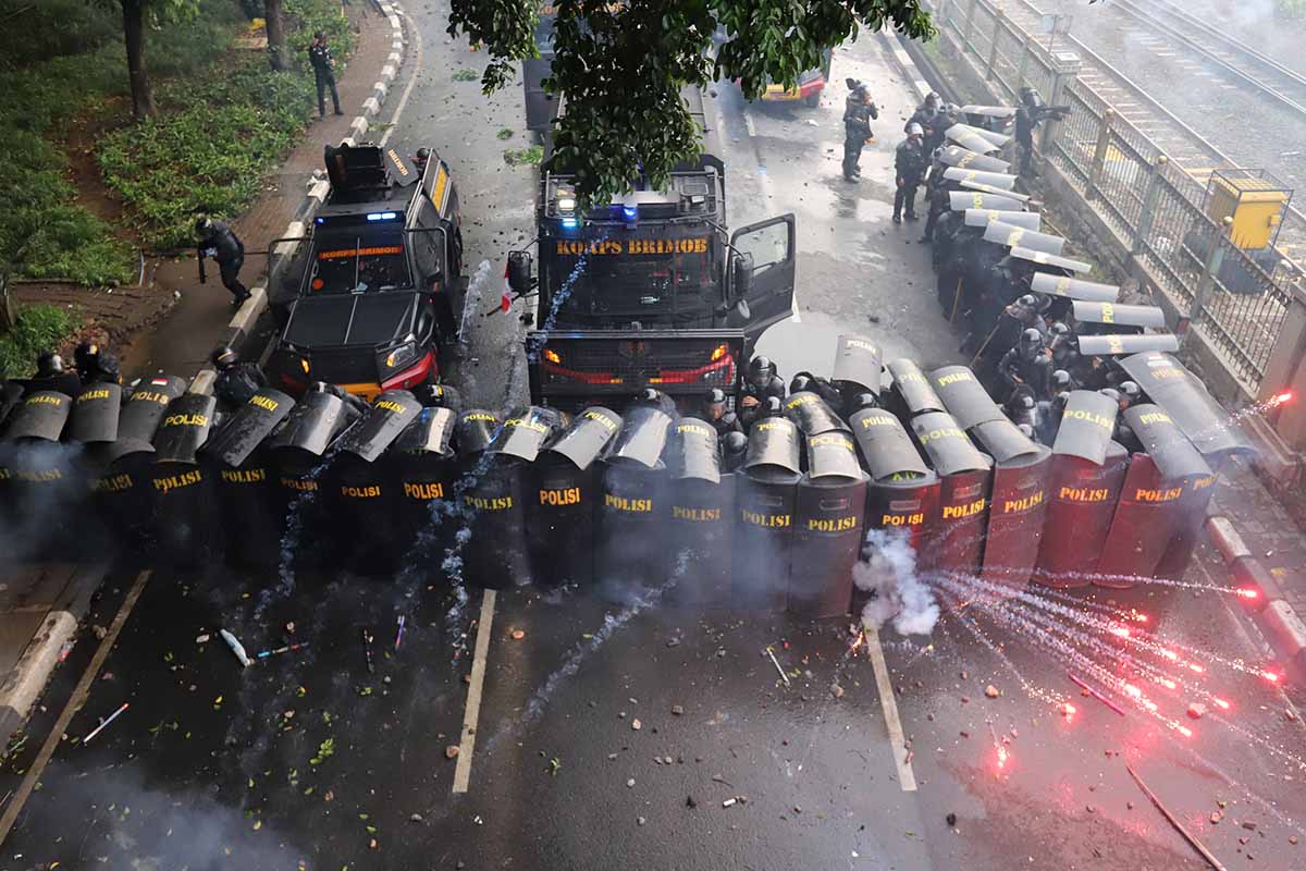 Demo DPR Ricuh, Gas Air Mata dan Bom Molotov Meluas hingga Pejompongan Demo DPR Ricuh, Gas Air Mata dan Bom Molotov Meluas hingga Pejompongan