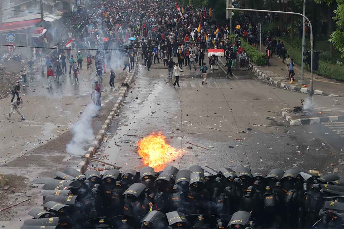 Demo DPR Ricuh, Gas Air Mata dan Bom Molotov Meluas hingga Pejompongan Demo DPR Ricuh, Gas Air Mata dan Bom Molotov Meluas hingga Pejompongan