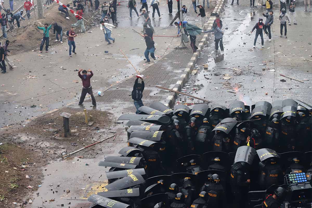 Demo DPR Ricuh, Gas Air Mata dan Bom Molotov Meluas hingga Pejompongan Demo DPR Ricuh, Gas Air Mata dan Bom Molotov Meluas hingga Pejompongan