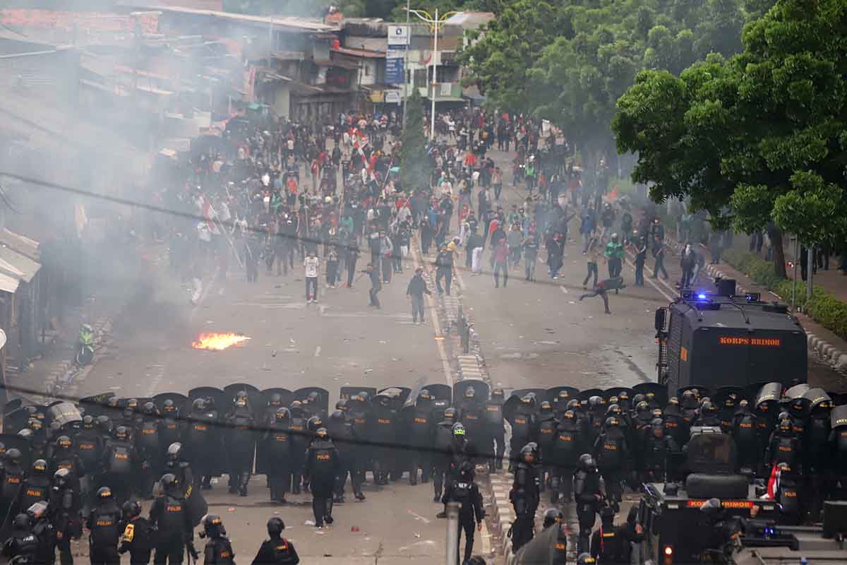 Demo DPR Ricuh, Gas Air Mata dan Bom Molotov Meluas hingga Pejompongan Demo DPR Ricuh, Gas Air Mata dan Bom Molotov Meluas hingga Pejompongan
