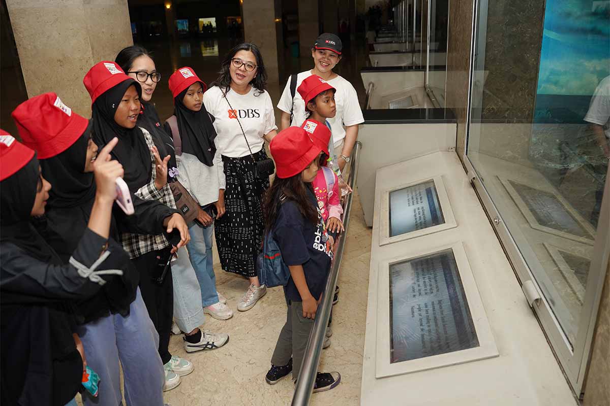 Karyawan Bank DBS Indonesia Ajak Anak Pemulung Belajar Sejarah di Monas