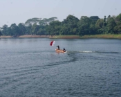 80 Relawan Tangsel Bentangkan Bendera 30x45 Meter di Situ Gintung
