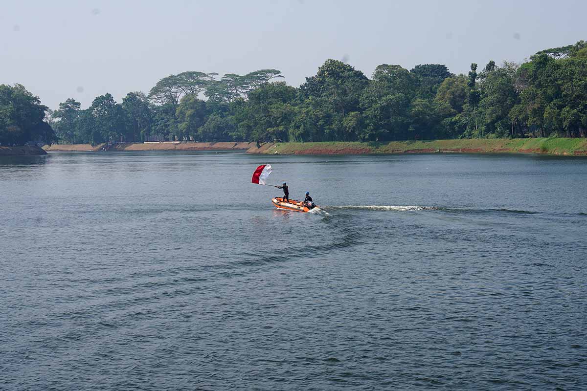 80 Relawan Tangsel Bentangkan Bendera 30x45 Meter di Situ Gintung
