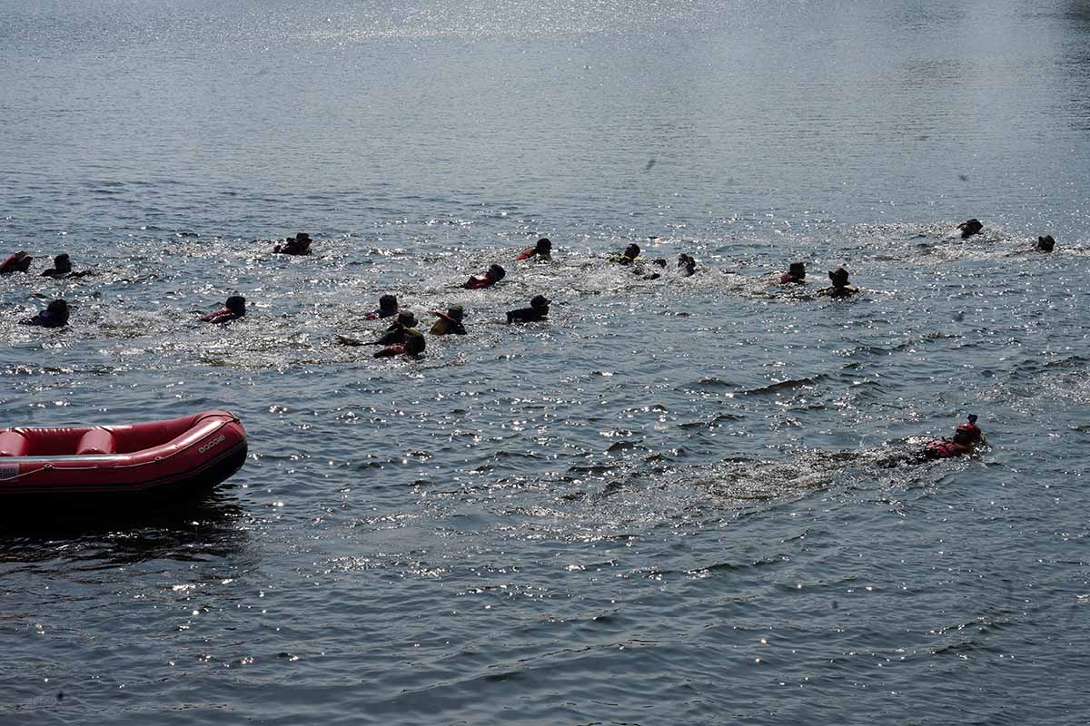80 Relawan Tangsel Bentangkan Bendera 30x45 Meter di Situ Gintung
