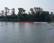 80 Relawan Tangsel Bentangkan Bendera 30x45 Meter di Situ Gintung
