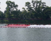 80 Relawan Tangsel Bentangkan Bendera 30x45 Meter di Situ Gintung
