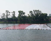 80 Relawan Tangsel Bentangkan Bendera 30x45 Meter di Situ Gintung

