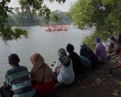 80 Relawan Tangsel Bentangkan Bendera 30x45 Meter di Situ Gintung
