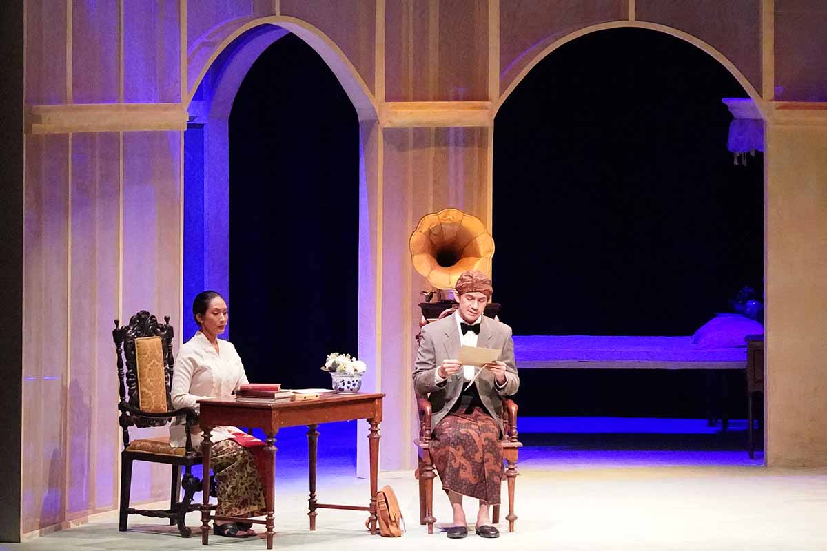 Kisah Nyai Ontosoroh dan Minke Kembali Hidup Lewat Teater Bunga Penutup Abad