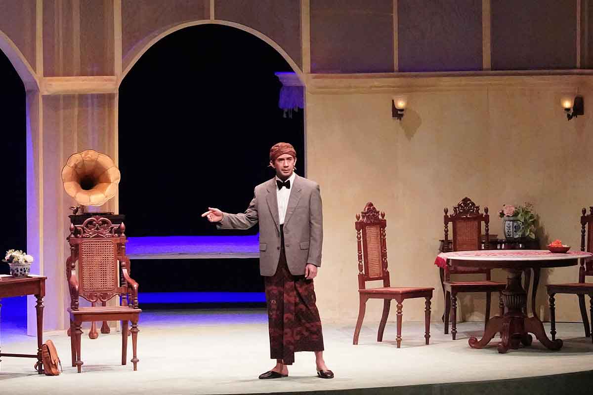 Kisah Nyai Ontosoroh dan Minke Kembali Hidup Lewat Teater Bunga Penutup Abad