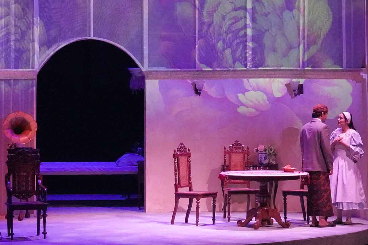 Kisah Nyai Ontosoroh dan Minke Kembali Hidup Lewat Teater Bunga Penutup Abad