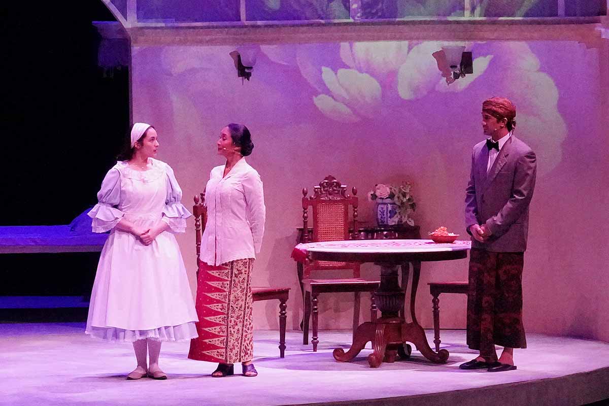 Kisah Nyai Ontosoroh dan Minke Kembali Hidup Lewat Teater Bunga Penutup Abad