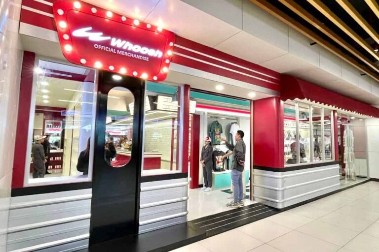 Wisatawan Ramaikan Flagship Store Whoosh Merchandise di Stasiun Halim
