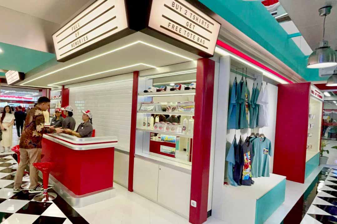 Wisatawan Ramaikan Flagship Store Whoosh Merchandise di Stasiun Halim