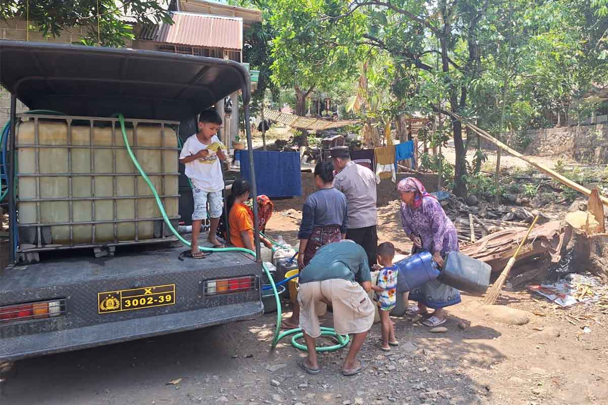 Musim Kemarau, Mobil Patroli Polisi Disulap Jadi Armada Air Bersih