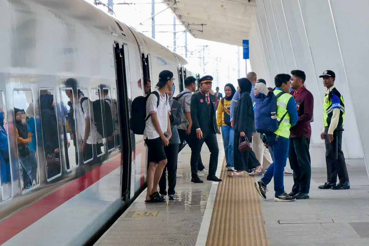 Ramai-Ramai Naik Whoosh, Ribuan Turis Malaysia Serbu Jakarta–Bandung