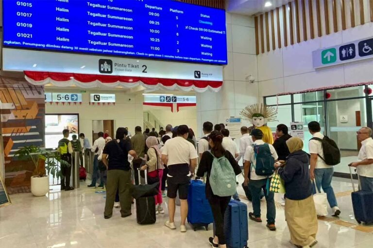 Ramai-Ramai Naik Whoosh, Ribuan Turis Malaysia Serbu Jakarta–Bandung