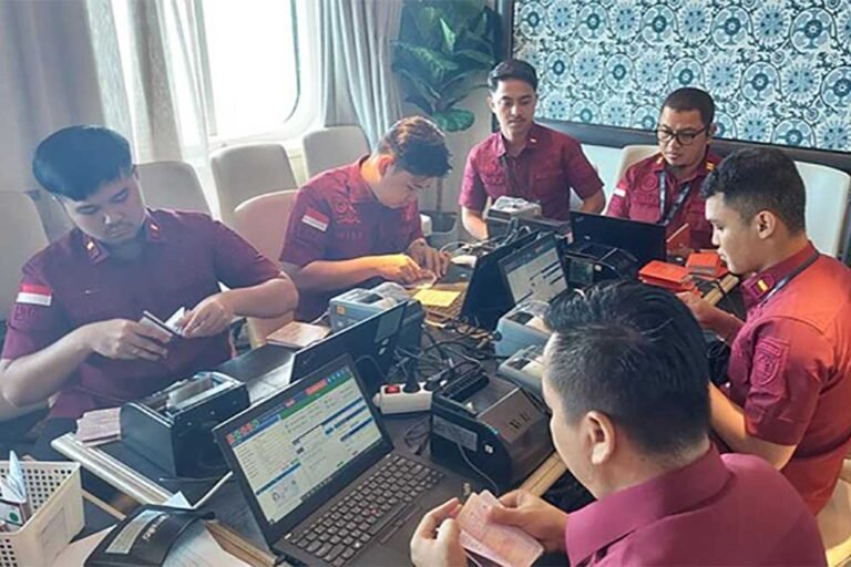 Tak Perlu Antre, Imigrasi Kini Layani Pemeriksaan Paspor di Atas Kapal Pesiar Menuju Indonesia