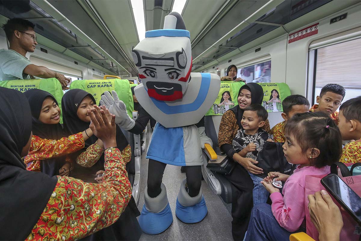 Pecahkan Rekor MURI, Ribuan Pelajar Serentak Naik Commuter Line