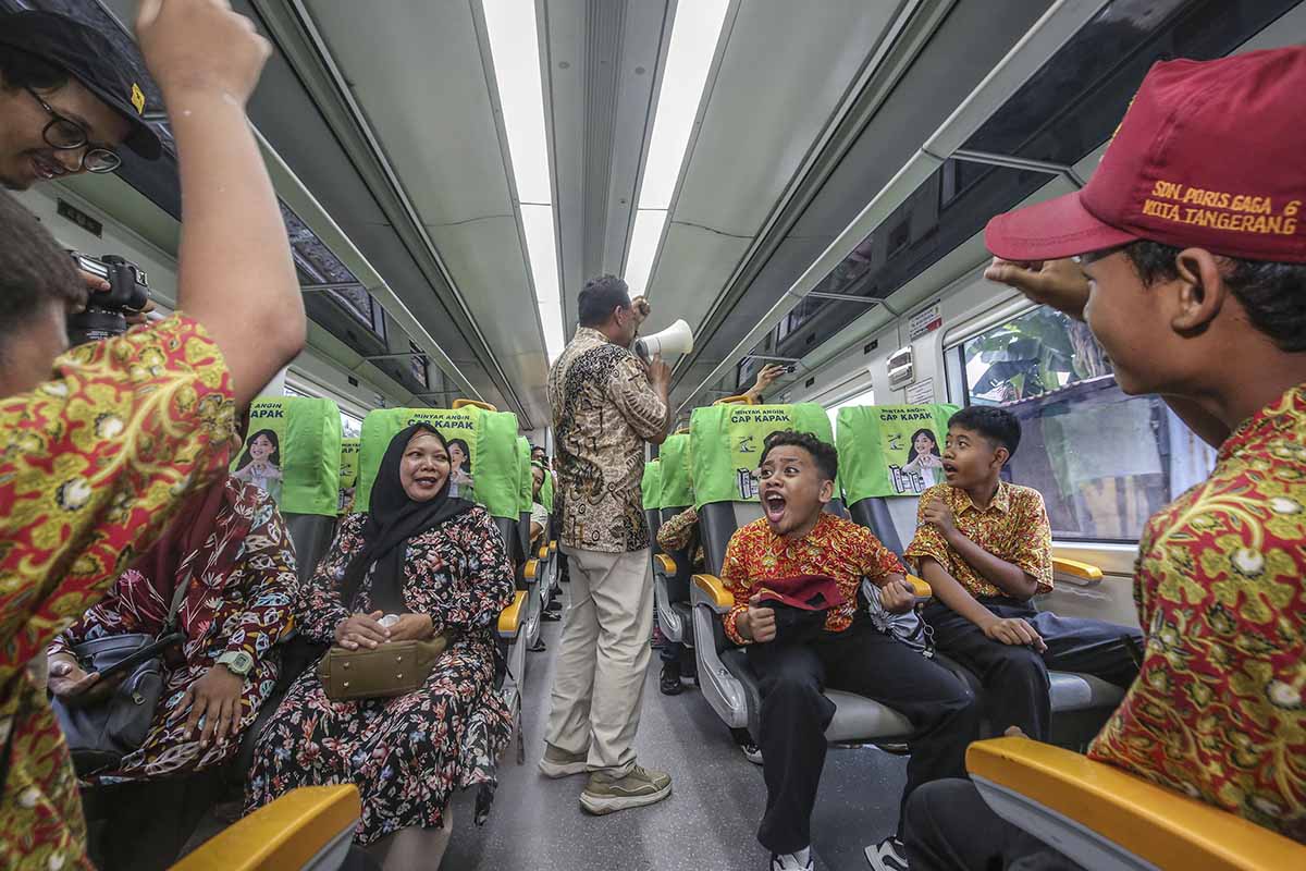 Pecahkan Rekor MURI, Ribuan Pelajar Serentak Naik Commuter Line