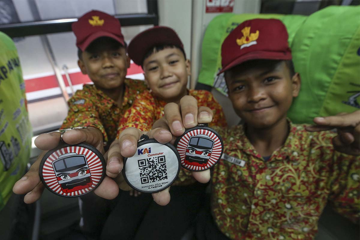 Pecahkan Rekor MURI, Ribuan Pelajar Serentak Naik Commuter Line