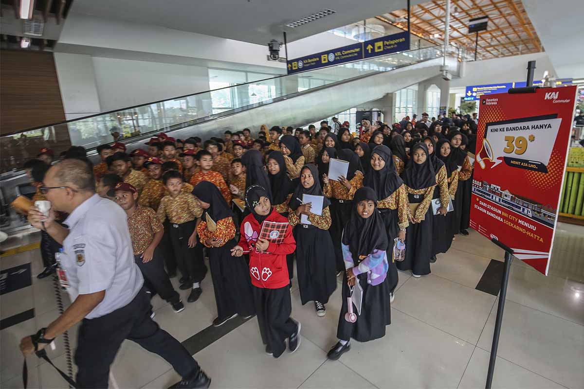 Pecahkan Rekor MURI, Ribuan Pelajar Serentak Naik Commuter Line