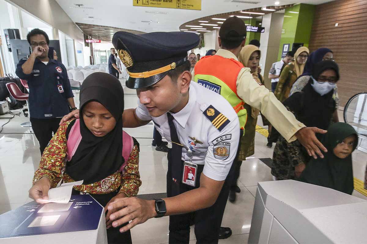 Pecahkan Rekor MURI, Ribuan Pelajar Serentak Naik Commuter Line