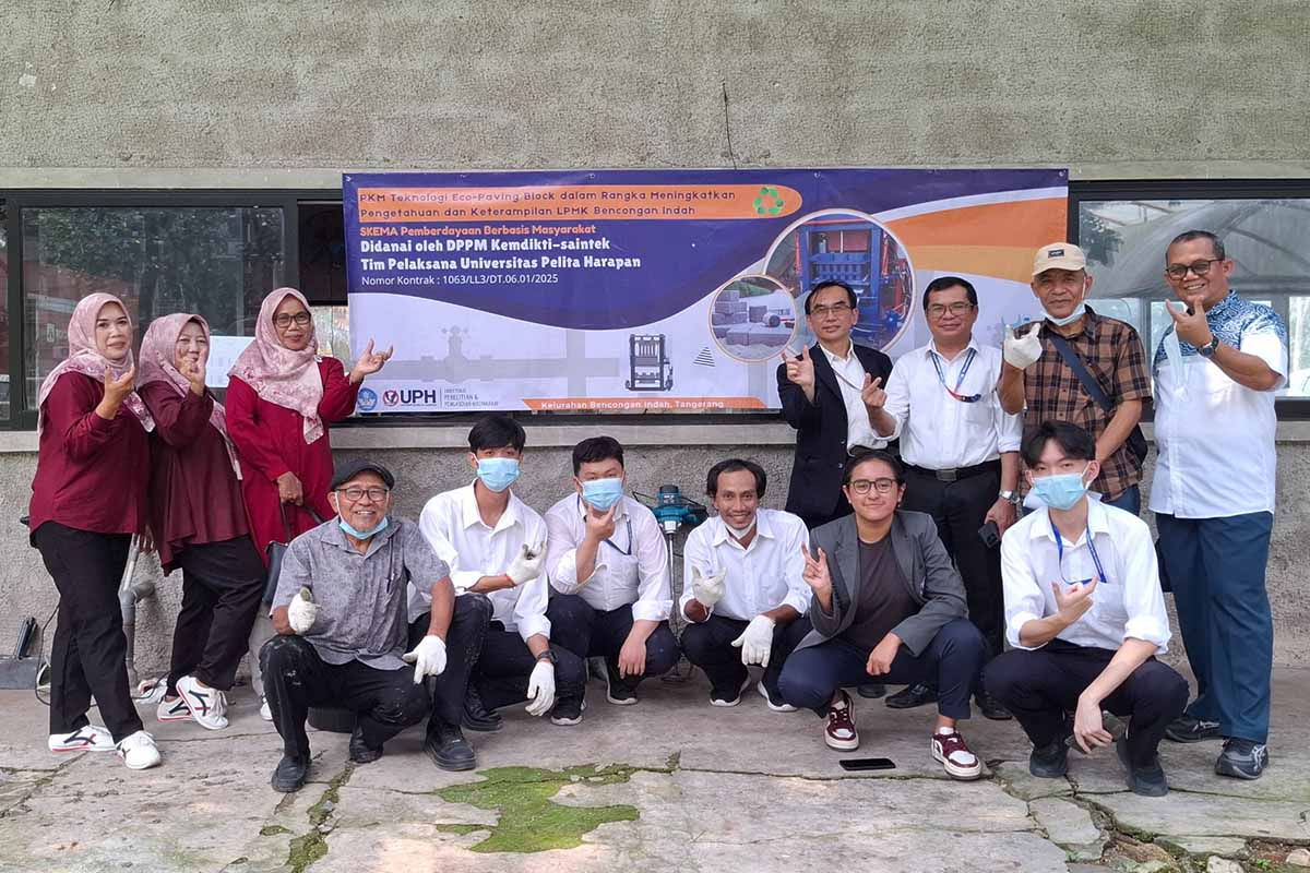 Limbah Jadi Berkah, Inovasi UPH Ubah Sampah Plastik Jadi Paving Block