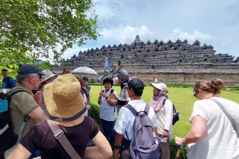 Wisata Premium di Borobudur dan Prambanan Bikin Turis Prancis Takjub
