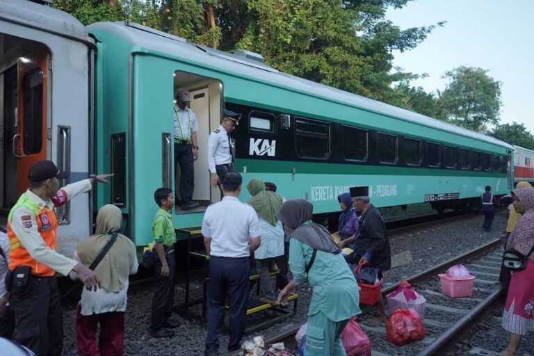 Petani dan Pedagang Kini Punya Kereta Sendiri, Tarifnya Bikin Kaget