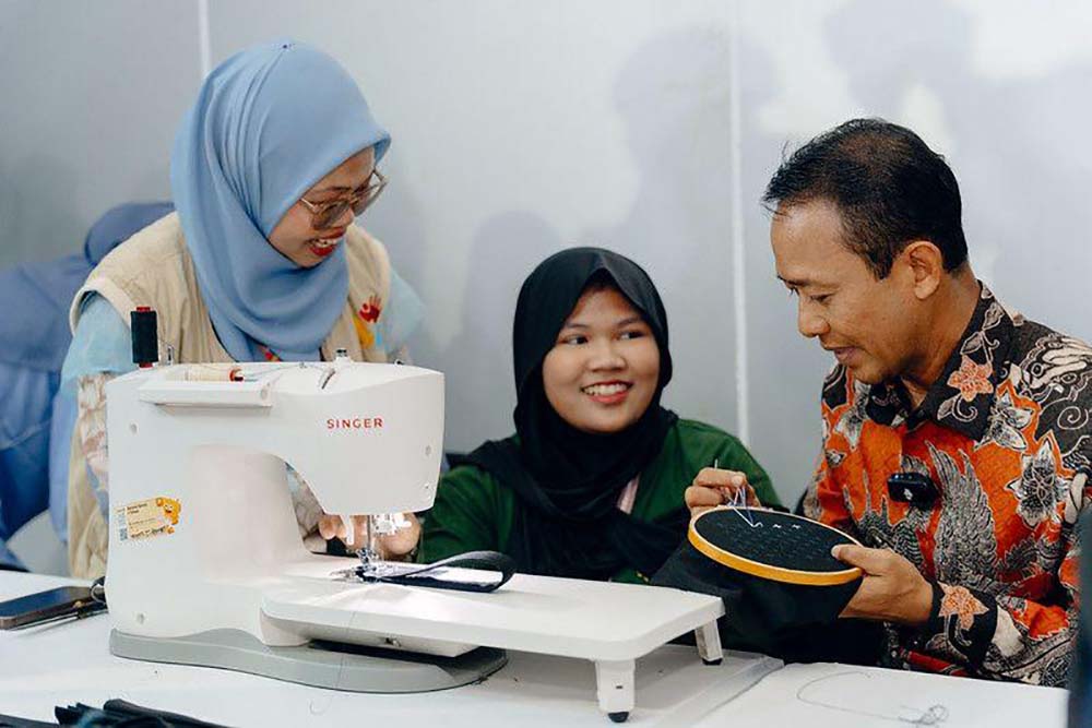 MRT Jakarta Ubah Pakaian Bekas Jadi Produk Kekinian yang Ramah Lingkungan