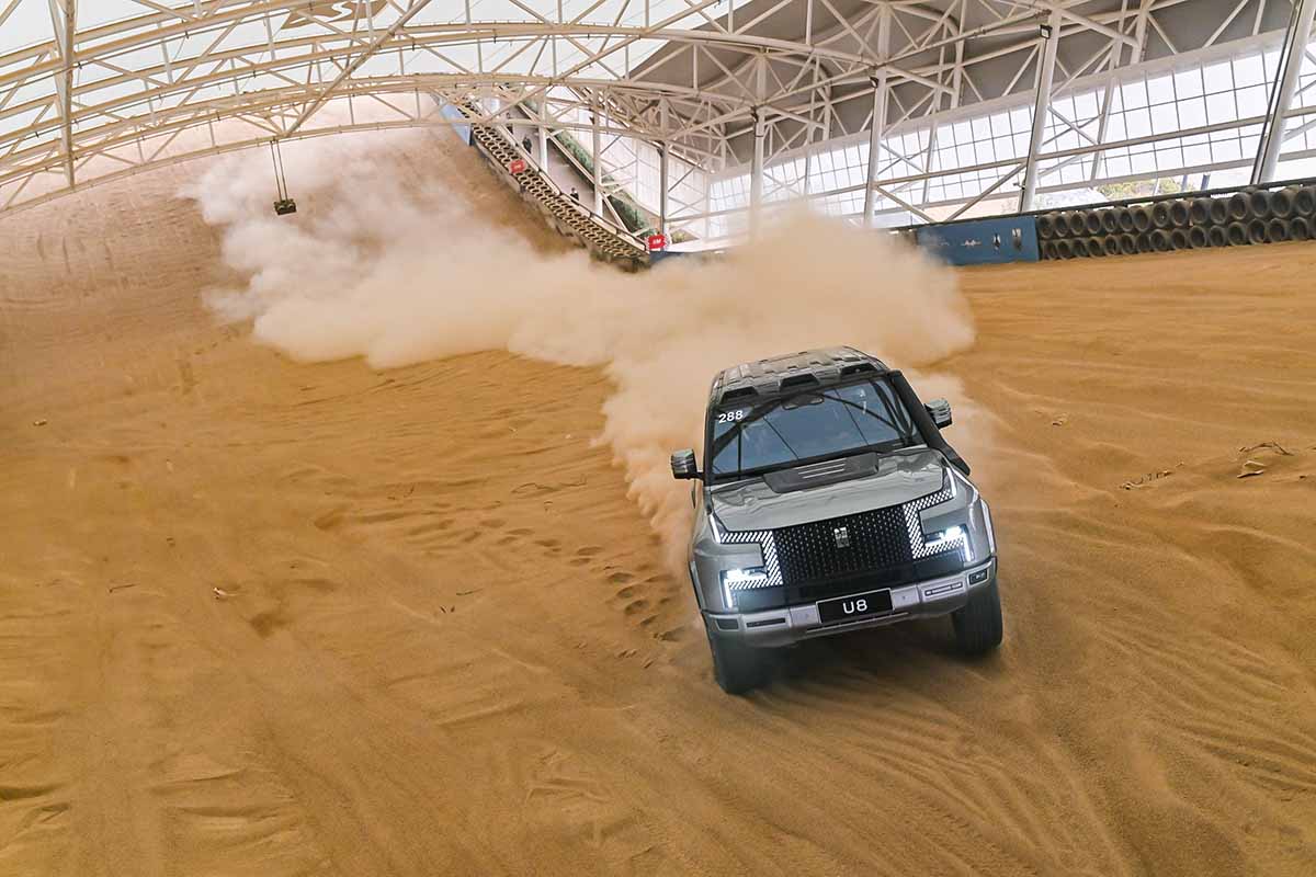 Intip Sirkuit All-Terrain BYD, Mobil Listrik Diuji Ditanjakan hingga Pasir