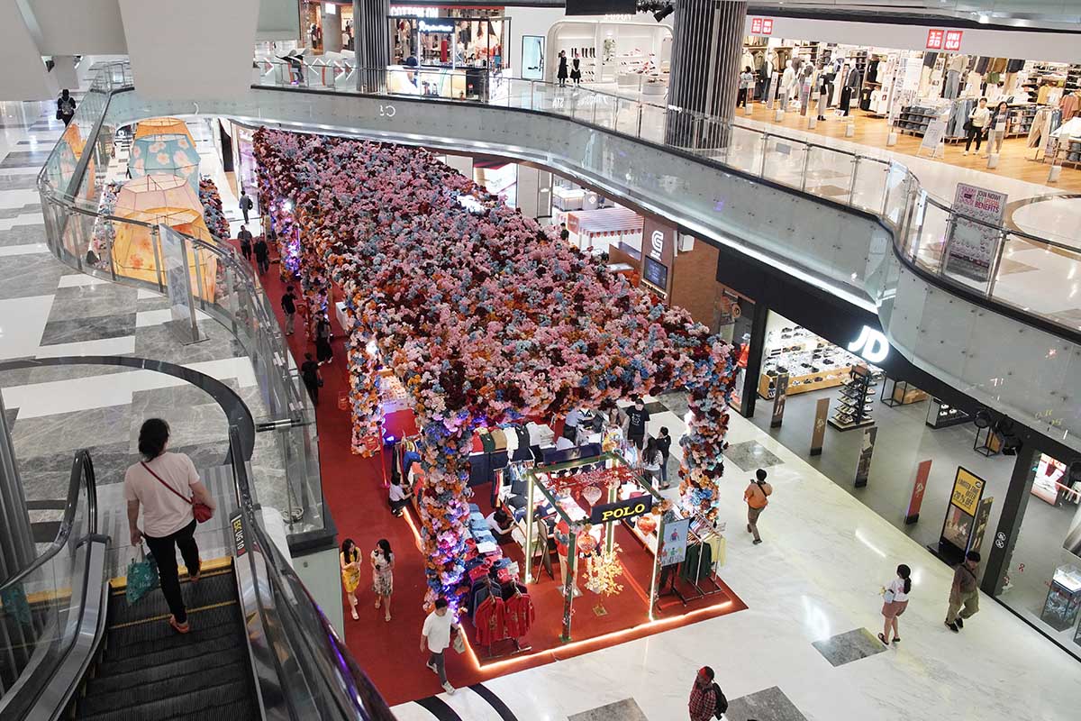 Taman Bunga Raksasa Hiasi Atrium Lippo Mall Puri